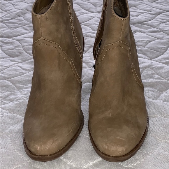 Boots - Picture 3 of 8